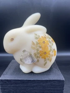 Fenton HP gelbe Gänseblümchen auf Pudding Glas Hase Kaninchen Figur von D Robinson - Bild 1 von 7