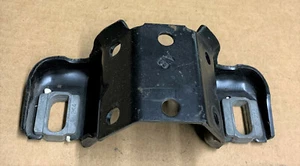 1982 1989 CAMARO FIREBIRD STEERING COLUMN LOWER MOUNT BRACKET W/ BOLTS - Imagen 1 de 4