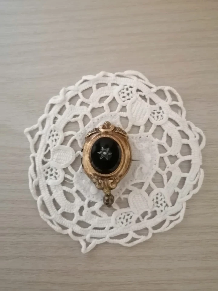 Antica spilla vittoriana dell'800 con pietra in onice eperla Biedermeier - Immagine 1 di 3
