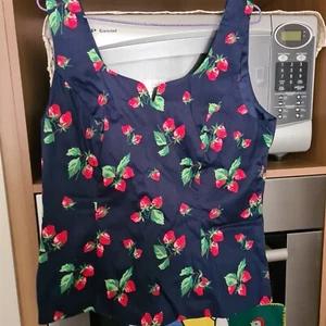 Review Strawberry Top. 14. NWOT - Picture 1 of 11
