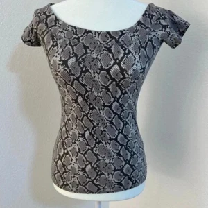 Guess Gray Python Snake Print Off the Shoulder Women’s Shirt Size Small - Picture 1 of 7