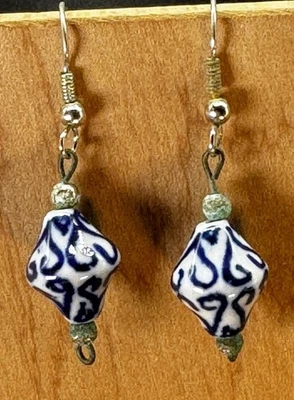Pendientes colgantes de porcelana china azul cobalto y blanco con cuentas de linterna tono plata Foto 1 de 4