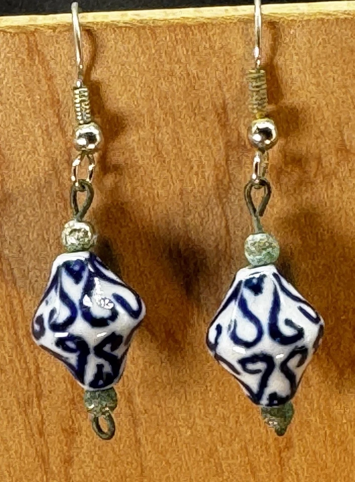Pendientes colgantes de porcelana china azul cobalto y blanco con cuentas de linterna tono plata Foto 1 de 4