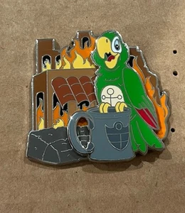 Disney Fluch der Karibik Pin zeigt Gebäude in Flammen 🔥 & Papagei LE250 - Bild 1 von 3