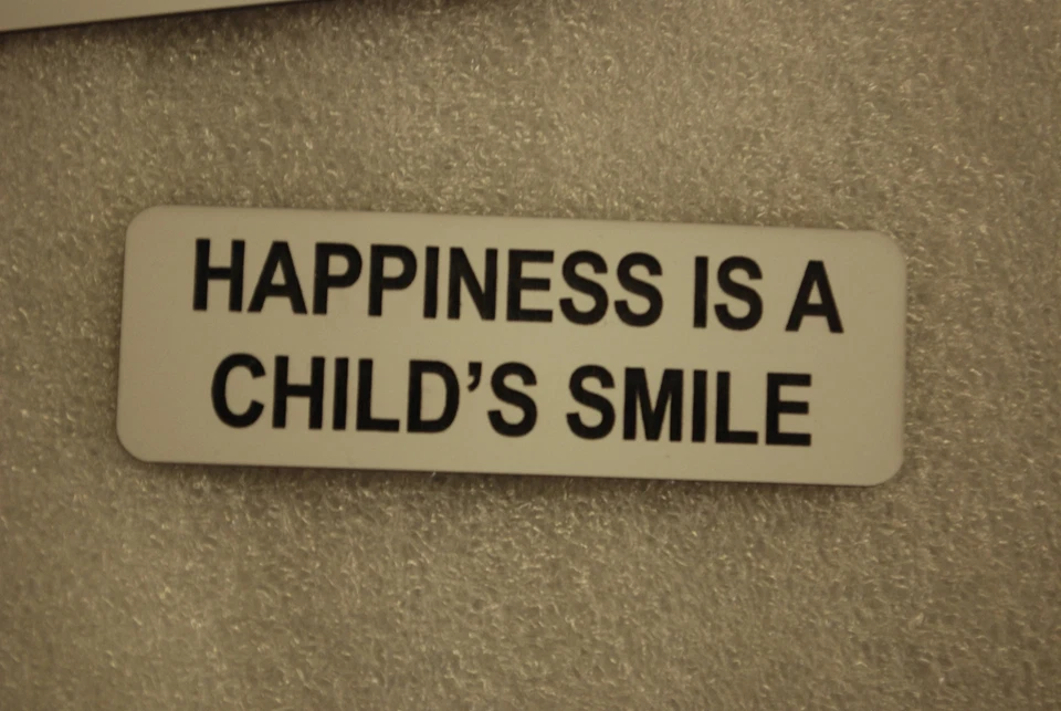 СЧАСТЬЕ — ЭТО УЛЫБКА РЕБЕНКА (веселые значки) - Изображение 1 из 1