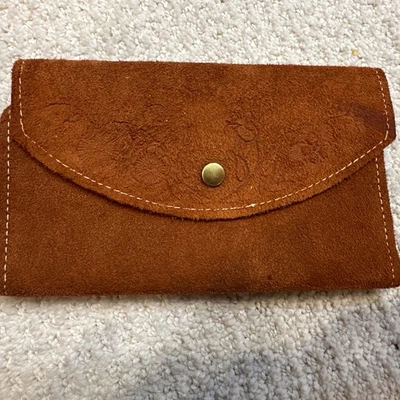 Cartera de cuero gamuza de colección chequera triple pliegue bolso sin asas dorado camel suave flexible usada Foto 1 de 4
