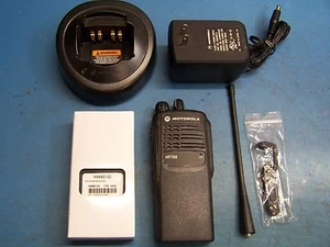Motorola HT750 UHF 403-470 16 Channel AAH25RDC9AA3AN, Mint Condition Tested - Picture 1 of 5