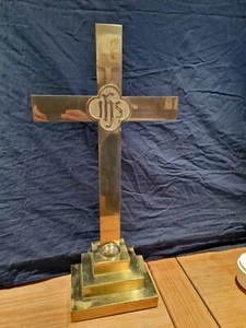 SUDBURY Cruz Crucifijo Cruz de pie IHS Cruz de altar latón sagrado 61,3 cm de altura - Imagen 1 de 15