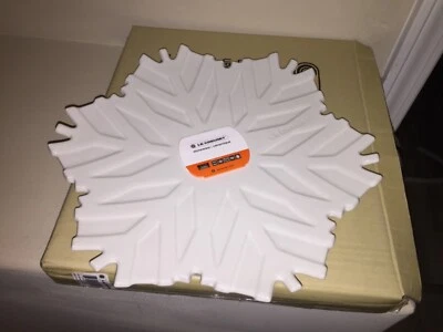 NUEVO EN CAJA NUEVO Plato para servir Le Creuset Copo de Nieve Gres Blanco 12" Edición Limitada Foto 1 de 3