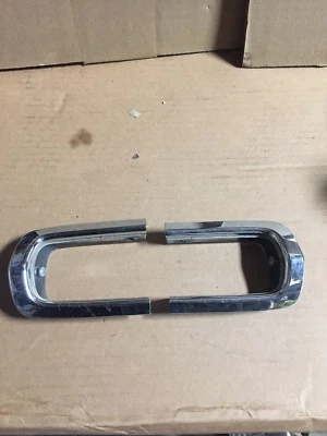 Biseles de moldura de luz trasera superior Chevrolet Monte Carlo 1970-72 (2) P/N 394539  Foto 1 de 3