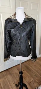 Chaqueta MARCELLE RENEE Cuero Imitación Negra Estampado Animal Cuello/Puño Cremallera Completa Pequeña - Imagen 1 de 8