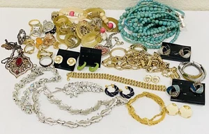 30 Pieces Vintage Jewelry Lot Some Signed - Picture 1 of 5