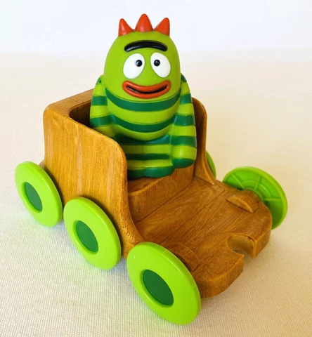 2008 YO GABBA GABBA Brobee Spin Master drivin' friends PVC Figure and Car Train Cover