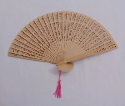 Ventilador de mão vintage 1960 esculpido em sândalo bege borla rosa novo na caixa #64 - Imagem 1 de 4