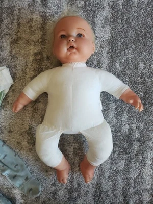 Muñecas bebé cuerpo suave JC Toys Berenguer 2 dientes con peso ojos azules cabello rubio 20" Foto 1 de 4