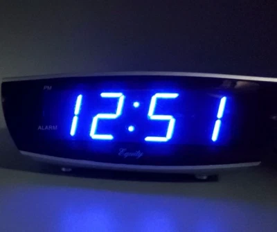 Equity 75903 Reloj Despertador Digital LED Azul Pitido Silencioso Reposo PROBADO LEER Foto 1 de 4
