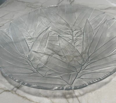 "Plato para servir Studio Nova 14"" vidrio transparente texturizado patrón de hojas de bambú" Foto 1 de 4