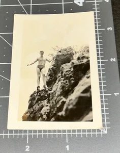 1940s Sexy Shirtless Muscle Bulge Man Swimsuit Antique Gay Int Snapshot PHOTO - Bild 1 von 2