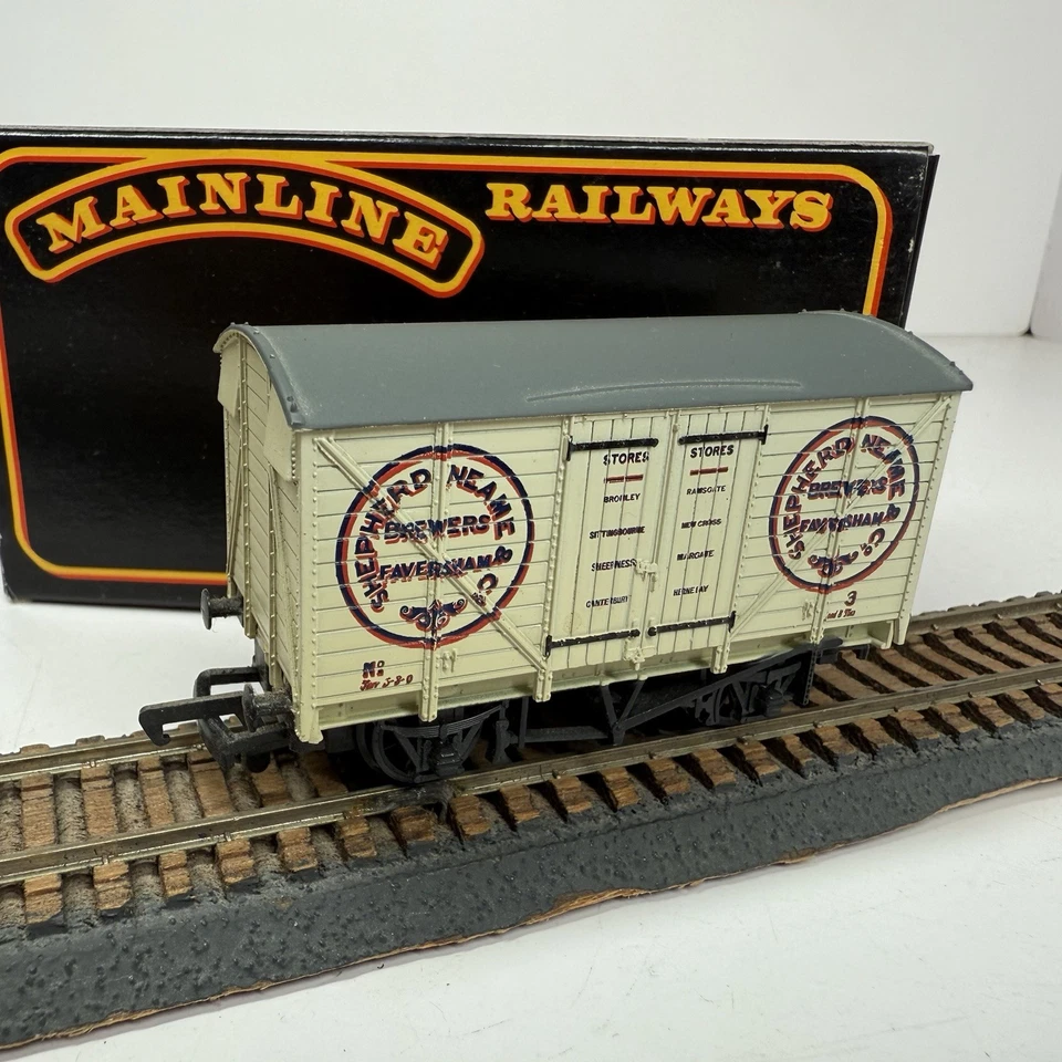 OO Scale Mainline Railways 12 Ton Ventilated Van #3 Shepherd Neame Brewers 37413 - Image 1 of 4