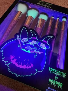 Juego de cepillos Revolution x Los Simpson Treehouse of Horror Coven brilla luz negra - Imagen 1 de 13