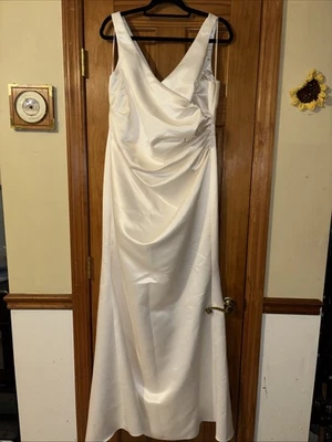 Wedding Dress  Size 16 Ivory JS Boutique Satin Look V Neck Front & Back  60 L - Image 1 of 4