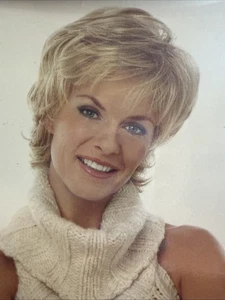 Toni Brattin Flirtatious Sleek Cut Wig -  Medium Blonde 104747 - Picture 1 of 9