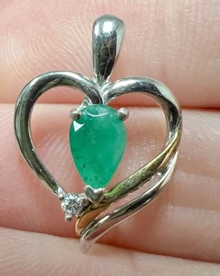 Colgante Alwand Vahan de plata de ley 925 con diamantes y esmeraldas en forma de corazón de 14 k Foto 1 de 4