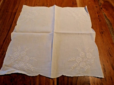 Linge ancien Beau  Napperon en lin blanc  avec broderies de fleurs - Photo 1/3