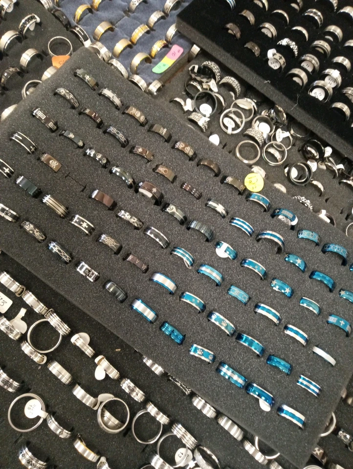 Lote de anillos vintage de acero inoxidable, 72 unidades.  Precio de venta sugerido por el fabricante $720. Foto 1 de 4