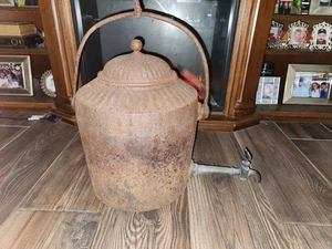 Antiguo dispensador de café de hierro fundido ornamentado con grifo grande - Imagen 1 de 12