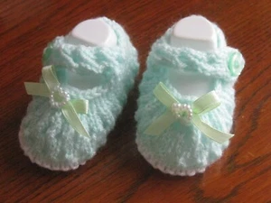 PAIR HAND KNITTED BABY SHOES in WHITE/MINT WITH MINT BOW size NEW BORN (3) - Picture 1 of 2