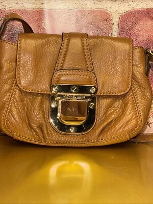 Michael Kors Charlton 小号斜挎包棕色皮革金色扣可调肩带 — 第 1/4 张图片