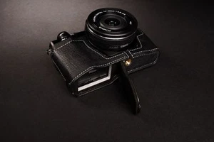 Funda de cuero genuino real para media cámara para Olympus OM-D EM10 II parte inferior abierta B - Imagen 1 de 8