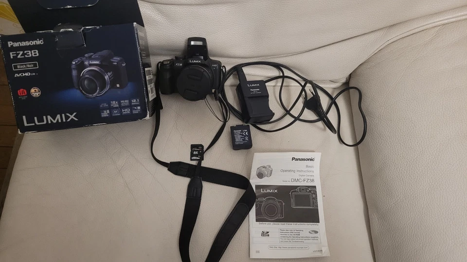 Appareil Photo PANASONIC LUMIX DMC-FZ38 + Chargeur + Accu + Carte SD + CD - Photo 1/1