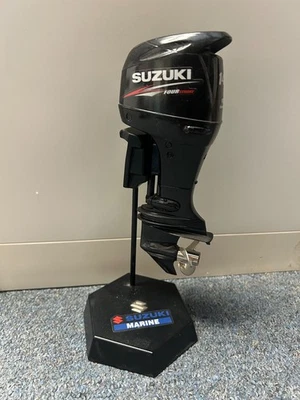 Modelo fueraborda Suzuki 140 cuatro tiempos a escala Foto 1 de 4