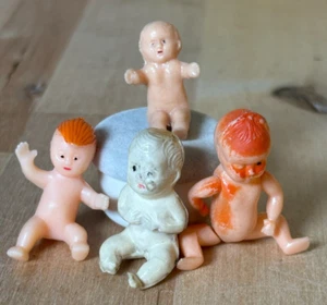 4 neonati vintage in miniatura, celluloide e plastica, bambino snodato 1,75" - Foto 1 di 9