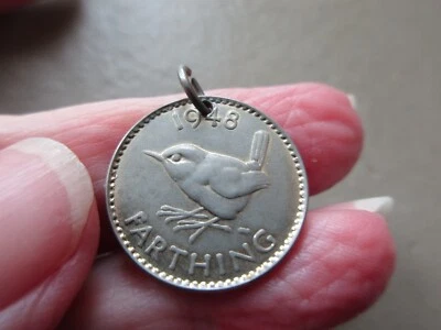 BONITO COLGANTE ANTIGUO VINTAGE CHAPADO EN ORO FARTHING 1948 MONEDA FICHA LLAVERO ENCANTO Foto 1 de 2