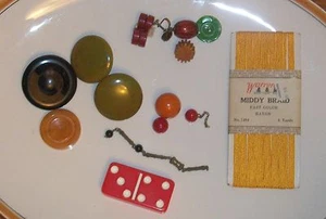 VTG BAKELITE LOT PENDANT BUTTON BUCKLE JEWELRY MID CENTURY MODERN EARRING RETRO - Picture 1 of 9