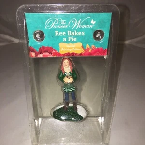 Pionierin Weihnachtsdorf Figur Ornament Ree backt eine Tortenbox R - Bild 1 von 2