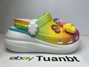 BRANDNEU Crocs x Care Bears leuchtende Clogs Regenbogen Farbverlauf mit Charms Neu mit Etikett - Bild 1 von 6