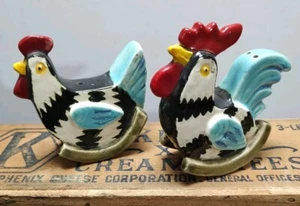 Vintage Rooster & Hen Salt & Pepper Shakers Rocking Chickens With Cork Stoppers - Foto 1 di 13