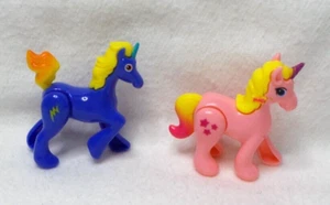 FIGUR SPIELZEUG SET MIT 2 GELENKIGEN EINHÖRNERN ROSA UND BLAU AUS PVC - Bild 1 von 5