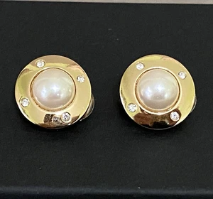 Vintage Christian Dior goldfarbene Clip Ohrringe Kunstperlen & vier Strasssteine - Bild 1 von 17