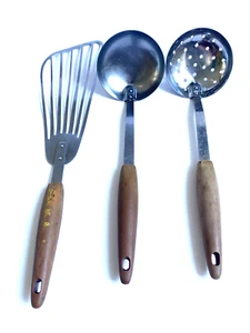 VINTAGE MID CENTURY HÄNGENDER SCHLITZSPACHTEL, SCHÖPFKELLE & SCHLITZKELLE 3er Set - Bild 1 von 12