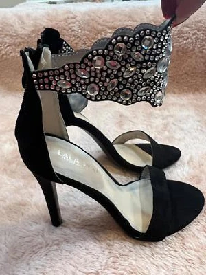 Nuevos tacones con correa al tobillo para mujer. Foto 1 de 3