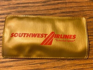 Kit de costura vintage Southwest Airlines con hilos y enhebrador de agujas 2" x 4" - Imagen 1 de 4