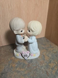 Precious Moments "Unsere Liebe funkelt immer noch in deinen Augen" 115911 - Bild 1 von 9
