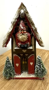 Pam Schifferl Verzauberter Winterabend 5,5" Weihnachtsmann Hütte Chalet Flaschenbürste Bäume - Bild 1 von 6