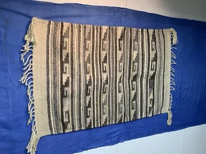 Ein schöner neutraler handgewebter Wollteppich im Zapoteken-Design 36”L x 24” breit - Bild 1 von 9