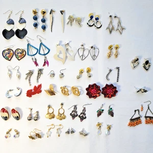 32 Stück Vintage Ohrringe Herz Hänger Ohrstecker Blume Emaille Strass Fliege usw. - Bild 1 von 24
